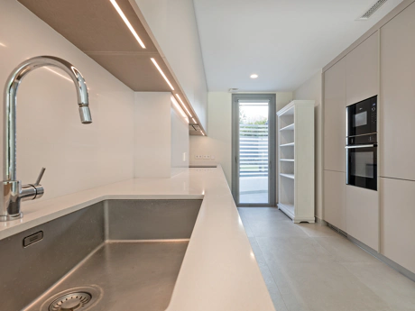 Luxury Corner Villa in Treetops, San Pedro de Alcántara – Private Garden, Jacuzzi & Panoramic Valley Views