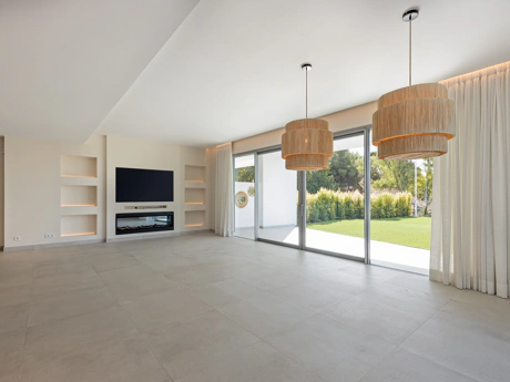 Luxury Corner Villa in Treetops, San Pedro de Alcántara – Private Garden, Jacuzzi & Panoramic Valley Views