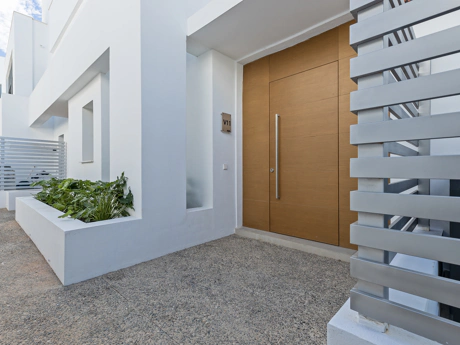 Luxury Corner Villa in Treetops, San Pedro de Alcántara – Private Garden, Jacuzzi & Panoramic Valley Views