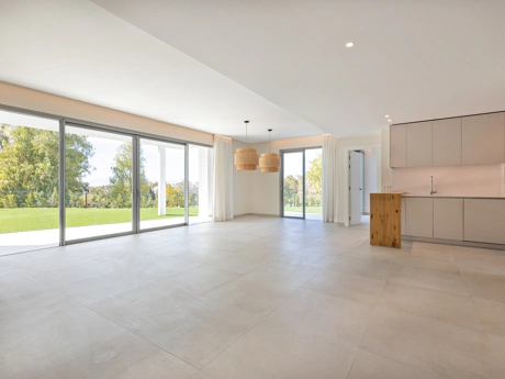 Luxury Corner Villa in Treetops, San Pedro de Alcántara – Private Garden, Jacuzzi & Panoramic Valley Views