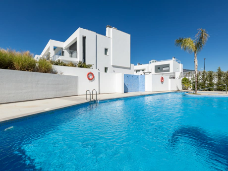 Luxury Corner Villa in Treetops, San Pedro de Alcántara – Private Garden, Jacuzzi & Panoramic Valley Views