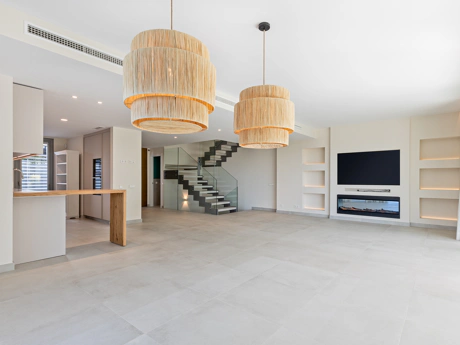 Luxury Corner Villa in Treetops, San Pedro de Alcántara – Private Garden, Jacuzzi & Panoramic Valley Views