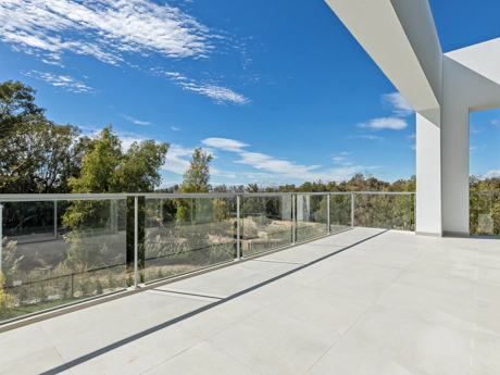 Luxury Corner Villa in Treetops, San Pedro de Alcántara – Private Garden, Jacuzzi & Panoramic Valley Views