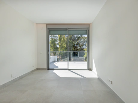 Luxury Corner Villa in Treetops, San Pedro de Alcántara – Private Garden, Jacuzzi & Panoramic Valley Views