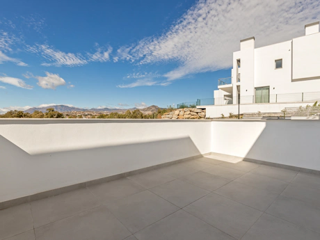Luxury Corner Villa in Treetops, San Pedro de Alcántara – Private Garden, Jacuzzi & Panoramic Valley Views