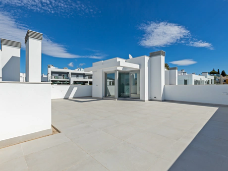 Luxury Corner Villa in Treetops, San Pedro de Alcántara – Private Garden, Jacuzzi & Panoramic Valley Views