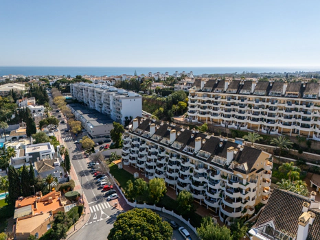 Charming Two-Bedroom Duplex near Puerto Banús – Terrace, Sea Views & Rental License
