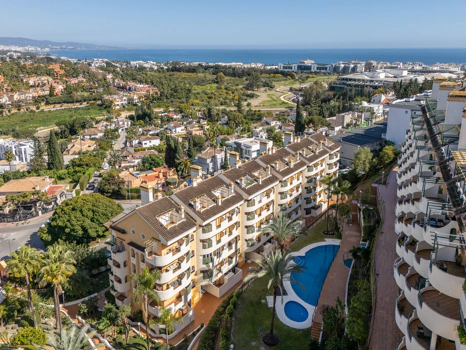 Charming Two-Bedroom Duplex near Puerto Banús – Terrace, Sea Views & Rental License