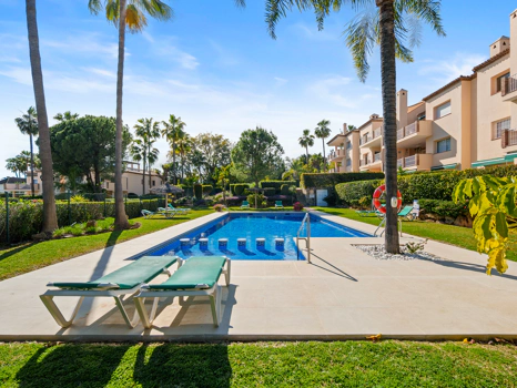 Apartamento de Tres Dormitorios Totalmente Renovado en Las Brisas, Nueva Andalucía