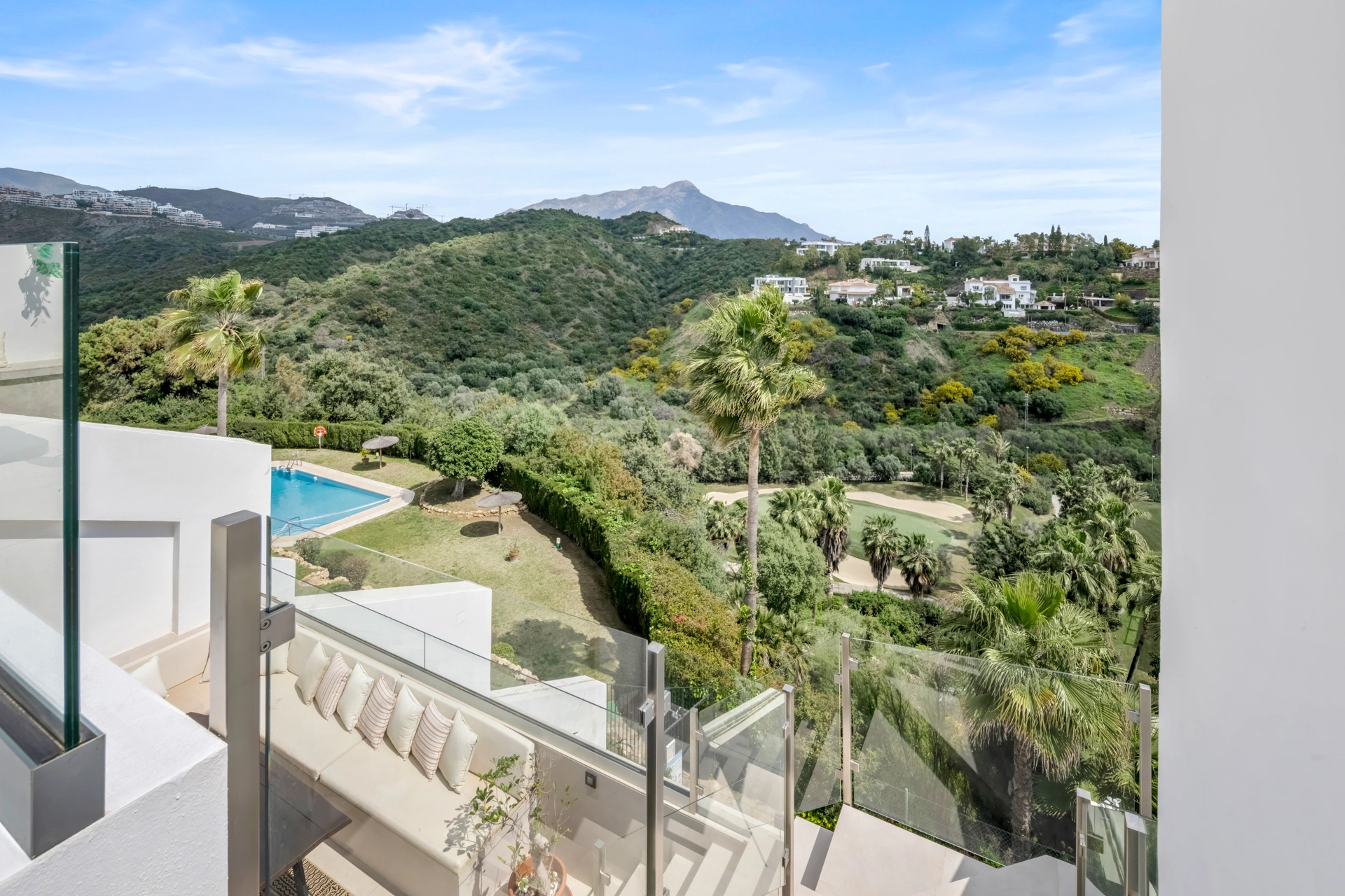 Penthouse for sale in La Quinta, Benahavis
