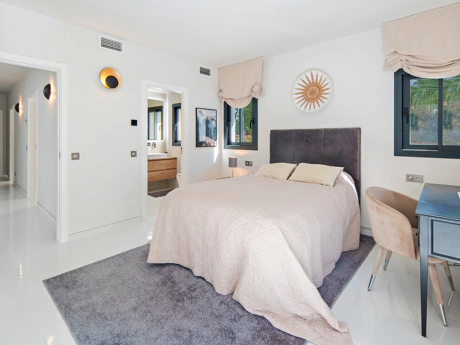 Luxury 4-Bedroom Villa in La Cala Golf – Mountain Views, Private Pool & Modern Design