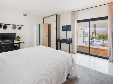 Luxury 4-Bedroom Villa in La Cala Golf – Mountain Views, Private Pool & Modern Design