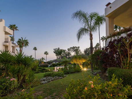 Luxury Ground Floor Apartment in Bahía del Velerín, Beachfront Between Marbella and Estepona