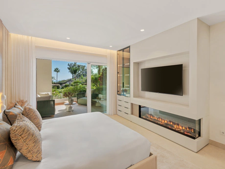Luxury Ground Floor Apartment in Bahía del Velerín, Beachfront Between Marbella and Estepona