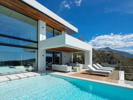 Villa for sale in Benahavis