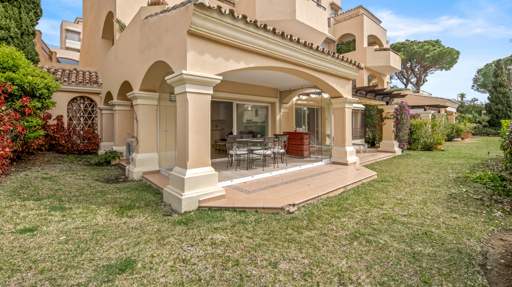 Elegant Ground Floor Apartment with Garden Access in Hacienda Elviria