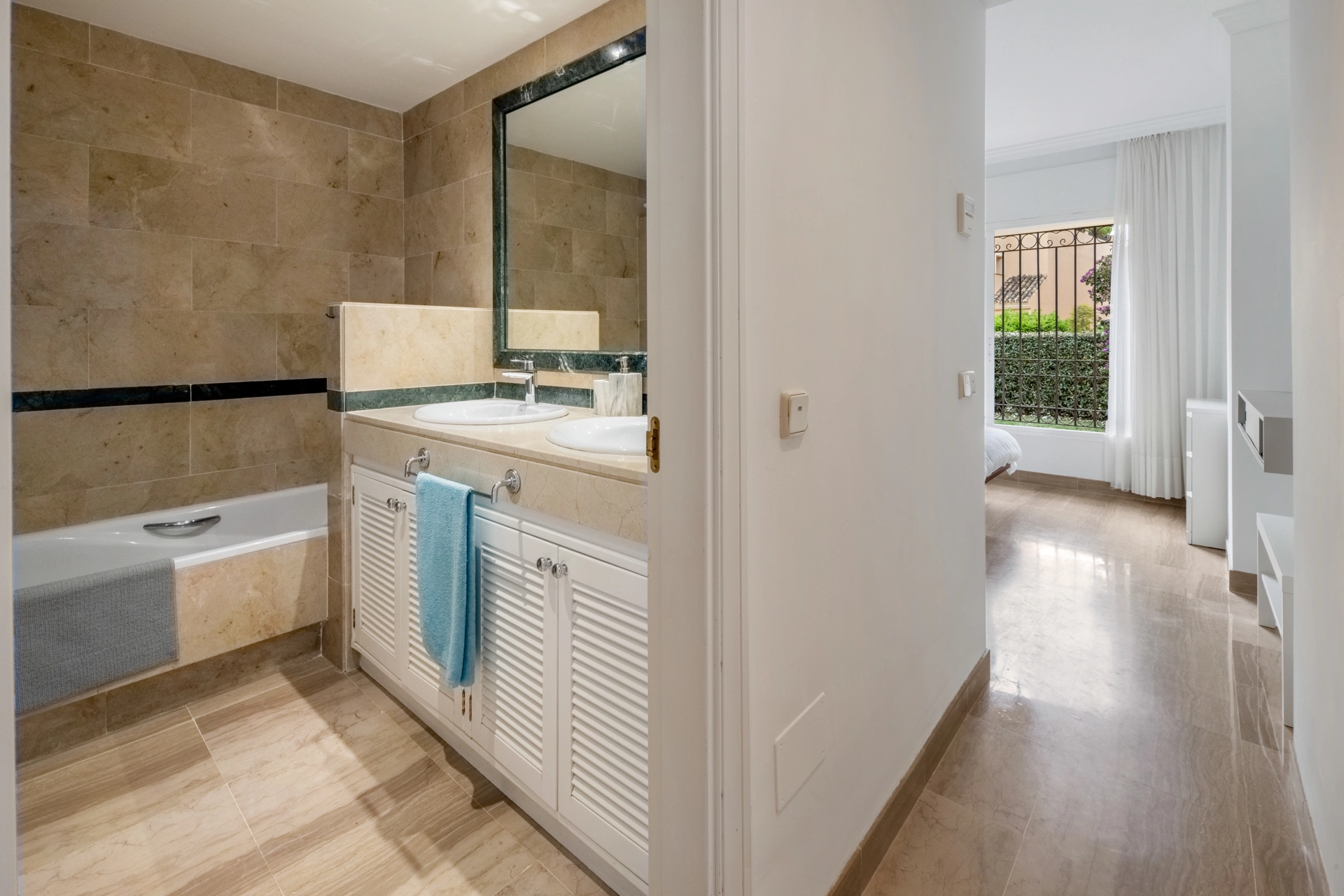 Ground Floor Apartment for sale in Hacienda Elviria, Marbella East