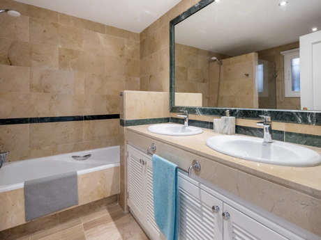 Elegant Ground Floor Apartment with Garden Access in Hacienda Elviria