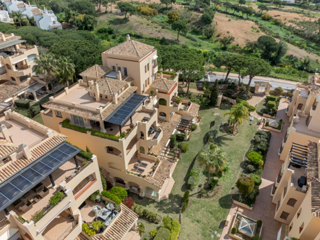 Elegant Ground Floor Apartment with Garden Access in Hacienda Elviria