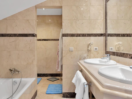 Ático Dúplex de Lujo con Encanto Mediterráneo en La Alzambra, Nueva Andalucía