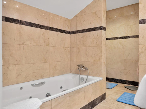Ático Dúplex de Lujo con Encanto Mediterráneo en La Alzambra, Nueva Andalucía