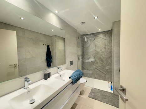 Located in the exclusive development of The Crest, this stylish 3-bedroom apartment offers a refined blend of modern design, comfort, and natural light—ideal for those seeking a spacious home on the Costa del Sol.  The open-plan living and dining area is