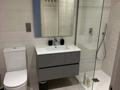 Located in the exclusive development of The Crest, this stylish 3-bedroom apartment offers a refined blend of modern design, comfort, and natural light—ideal for those seeking a spacious home on the Costa del Sol.  The open-plan living and dining area is