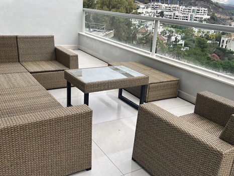 Located in the exclusive development of The Crest, this stylish 3-bedroom apartment offers a refined blend of modern design, comfort, and natural light—ideal for those seeking a spacious home on the Costa del Sol.  The open-plan living and dining area is