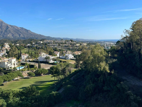Located in the exclusive development of The Crest, this stylish 3-bedroom apartment offers a refined blend of modern design, comfort, and natural light—ideal for those seeking a spacious home on the Costa del Sol.  The open-plan living and dining area is