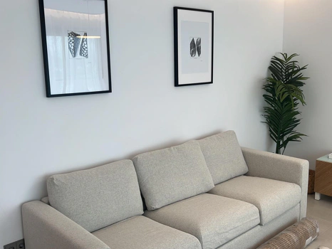 Located in the exclusive development of The Crest, this stylish 3-bedroom apartment offers a refined blend of modern design, comfort, and natural light—ideal for those seeking a spacious home on the Costa del Sol.  The open-plan living and dining area is