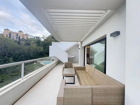 Located in the exclusive development of The Crest, this stylish 3-bedroom apartment offers a refined blend of modern design, comfort, and natural light—ideal for those seeking a spacious home on the Costa del Sol.  The open-plan living and dining area is