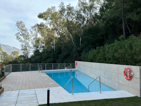 Located in the exclusive development of The Crest, this stylish 3-bedroom apartment offers a refined blend of modern design, comfort, and natural light—ideal for those seeking a spacious home on the Costa del Sol.  The open-plan living and dining area is