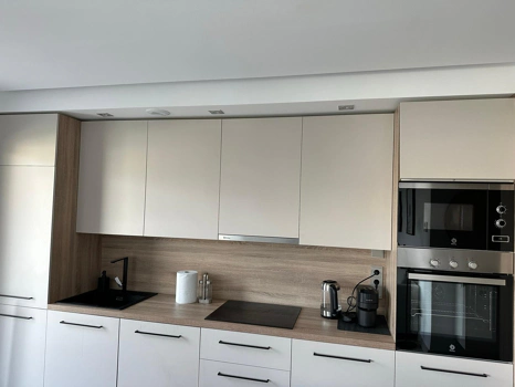 Located in the exclusive development of The Crest, this stylish 3-bedroom apartment offers a refined blend of modern design, comfort, and natural light—ideal for those seeking a spacious home on the Costa del Sol.  The open-plan living and dining area is