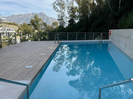 Located in the exclusive development of The Crest, this stylish 3-bedroom apartment offers a refined blend of modern design, comfort, and natural light—ideal for those seeking a spacious home on the Costa del Sol.  The open-plan living and dining area is