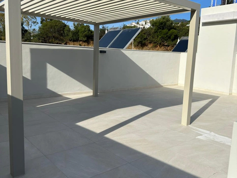 Located in the exclusive development of The Crest, this stylish 3-bedroom apartment offers a refined blend of modern design, comfort, and natural light—ideal for those seeking a spacious home on the Costa del Sol.  The open-plan living and dining area is