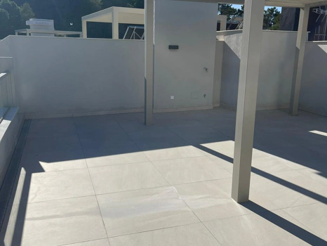 Located in the exclusive development of The Crest, this stylish 3-bedroom apartment offers a refined blend of modern design, comfort, and natural light—ideal for those seeking a spacious home on the Costa del Sol.  The open-plan living and dining area is