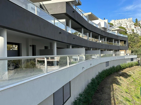 Located in the exclusive development of The Crest, this stylish 3-bedroom apartment offers a refined blend of modern design, comfort, and natural light—ideal for those seeking a spacious home on the Costa del Sol.  The open-plan living and dining area is