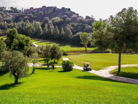 Located in the exclusive development of The Crest, this stylish 3-bedroom apartment offers a refined blend of modern design, comfort, and natural light—ideal for those seeking a spacious home on the Costa del Sol.  The open-plan living and dining area is