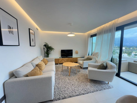 Located in the exclusive development of The Crest, this stylish 3-bedroom apartment offers a refined blend of modern design, comfort, and natural light—ideal for those seeking a spacious home on the Costa del Sol.  The open-plan living and dining area is