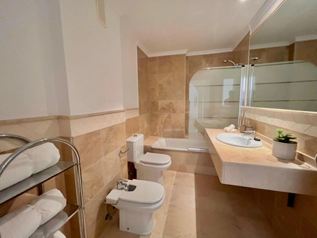 Modern Newly Reformed 2-Bedroom Apartment with Large Terrace