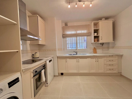 Modern Newly Reformed 2-Bedroom Apartment with Large Terrace