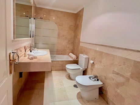 Modern Newly Reformed 2-Bedroom Apartment with Large Terrace