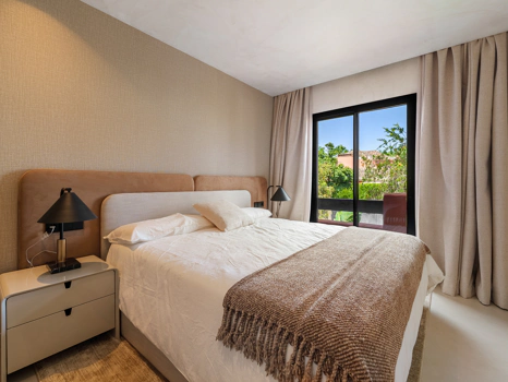 Residencia Exclusiva con Jardín Privado y Vistas Panorámicas