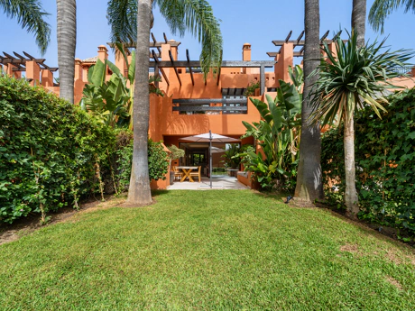 Residencia Exclusiva con Jardín Privado y Vistas Panorámicas