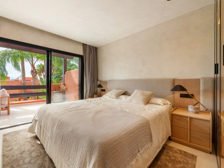 Residencia Exclusiva con Jardín Privado y Vistas Panorámicas
