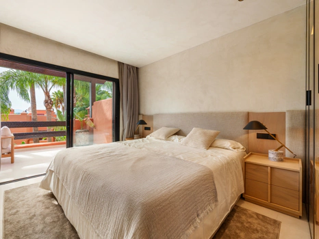 Residencia Exclusiva con Jardín Privado y Vistas Panorámicas