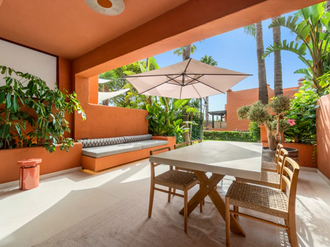 Residencia Exclusiva con Jardín Privado y Vistas Panorámicas