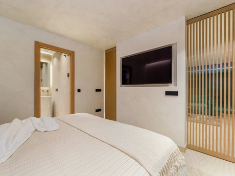 Residencia Exclusiva con Jardín Privado y Vistas Panorámicas