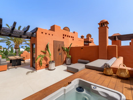 Residencia Exclusiva con Jardín Privado y Vistas Panorámicas