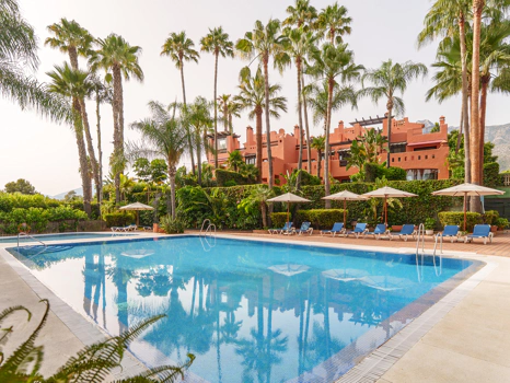 Residencia Exclusiva con Jardín Privado y Vistas Panorámicas